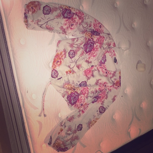 Crop top long sleeve flower shirt - Picture 1 of 1